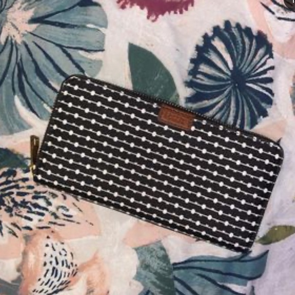 Handbags - fossil wallet